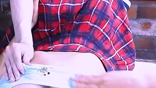 Hassas apartmanda okşar arkadaş ve sevgilisi arasındaki şehveti nazikçe okşar.