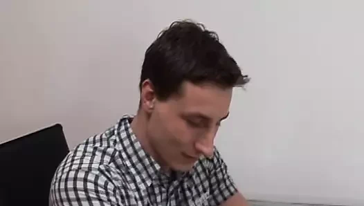 Kısa saçlı Alman kaltak boşalana kadar yarağa biniyor