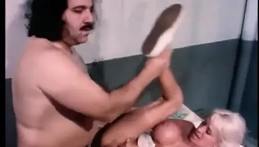 Lüks sarışın büyük memeli orta yaşlı seksi kadın pazar gününden itibaren sekiz şekilde büyük yarağı alıyor