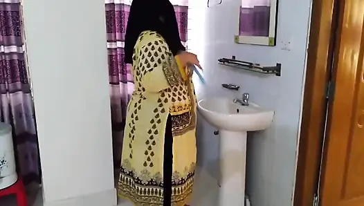 Pakistanlı teyze eski erkek arkadaşıyla buluşmaya hazırken komşu ateşli adam tarafından sikiliyor