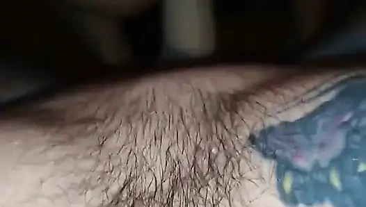 Beden kraliçesinin harika bir götü var ve büyük bir yarağı sertçe alıyor