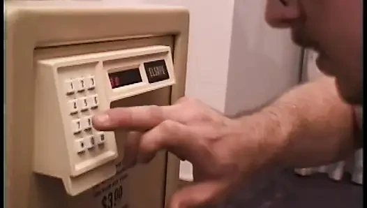 Büyük memeli edepsiz esmer sürtük yüzünü siktiriyor