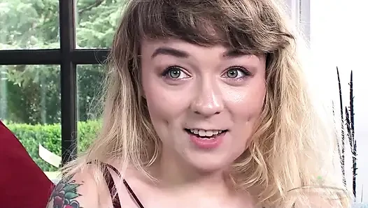 Felicia Fisher büyük kıllı çalıyla oyuncaklar! Külot ve sutyen içinde vibratörle ıslak kıllı amcığı açıyor