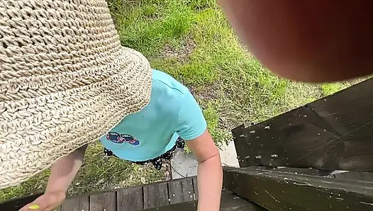 Dışarıda bir yabancıyı emdim ve o beni sikti