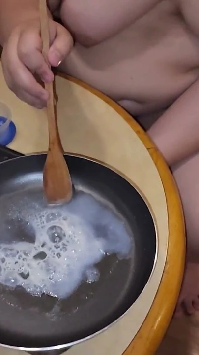 Erkeğimden birçok cumshot biriktirmeyi, pişirip yemeyi seviyorum | Clip 2