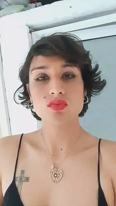 Kadın kılıklı güzel ve gotik kadın egemenliği sutyenli şehvetli vücudu ve hayallerinin ladyboy'u tango sutyeniyle bizi baştan çıkarıyor