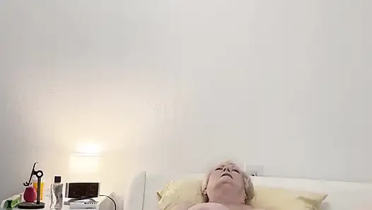 Nine dildo tarafından sikiliyor