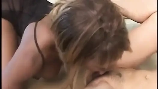 Irklararası lezbiyen sürtükler kanepede amcık dalarken parmakla sikişiyor