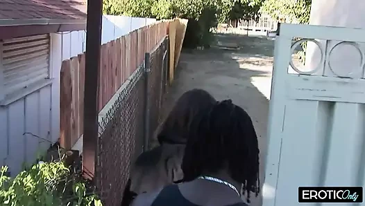 Stöhnend bittet sie ihn tiefer zu gehen