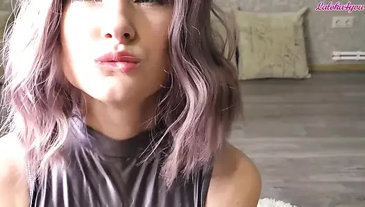 Ateşli kız arkadaş şehvetli bir şekilde yarak emiyor ve döl yutuyor - bakış açısı