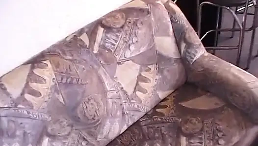 Küçük memeli esmer fahişe bakış açısıyla sakso çekiyor ve amına dildo sokuyor