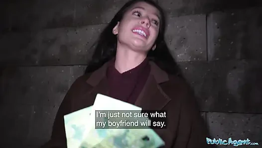 Yalnız parti kızı oyuncu seçmeleri için ürperiyor - kamu görevlisi