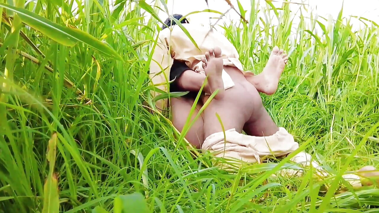 Mamma indiana e figliastro kheton mein choda bahut maja aaya