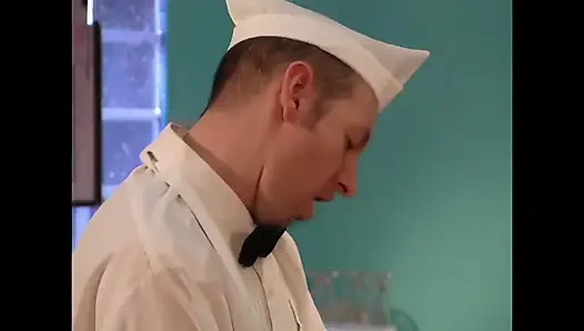 Azgın genç esmer, tatlı küçük poposuna sertçe sikişiyor