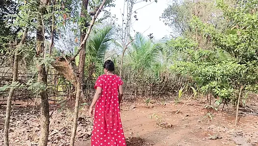 Güzel yalnız Hintli köylü evli kadın açık havada seks yapıyor