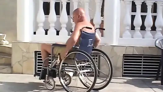 Yaşlı ve genç orta yaşlı seksi kadın bahçede sikişiyor