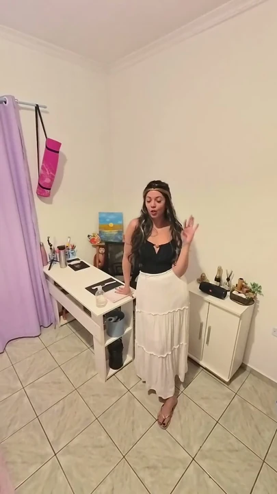 Üvey anne üvey oğlunun amını kullanması için dört ayak üstüne çıkıyor.