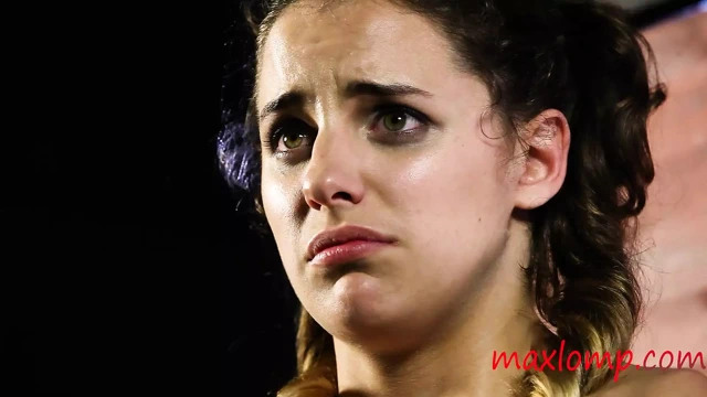 Zavallı esmer genç köle ilk sahnesinde boğuşuyor