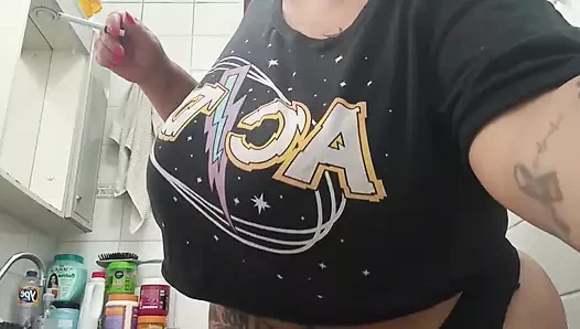 İri güzel kadın banyoda sigara içiyor