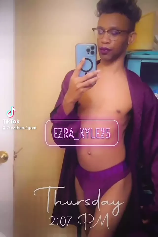 Показываю мое фиолетовое нижнее белье на моих единственных фанатов