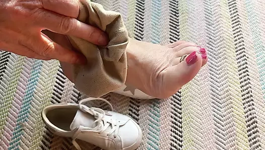 Bayan olgun ayaklar kokmuş çoraplar uzun bir yürüyüşten sonra çıkıyor