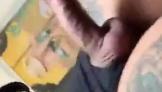 Eteğinin altından etini emiyor