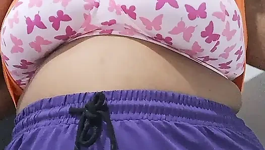 Tek başına mastürbasyon yapan kadın