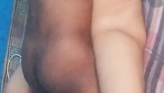 Kayınbiraderi eve girerken baldızının yalnız olduğunu gördü. Onu yalnız görünce onu sikti.