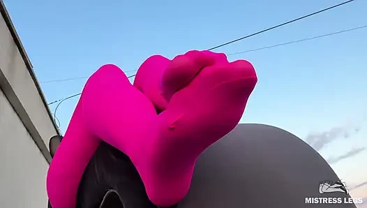 Gün batımında çatıda pembe naylonla azdırıyor - ayaklar ve büyük göt