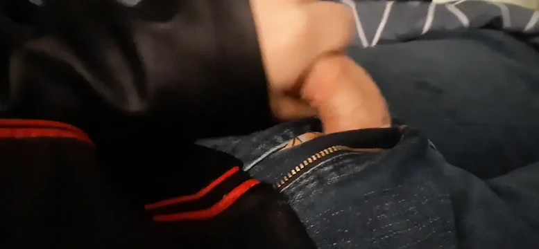 Yeni motorcu ceketiyle mastürbasyon yapıyor ve azdırıyor