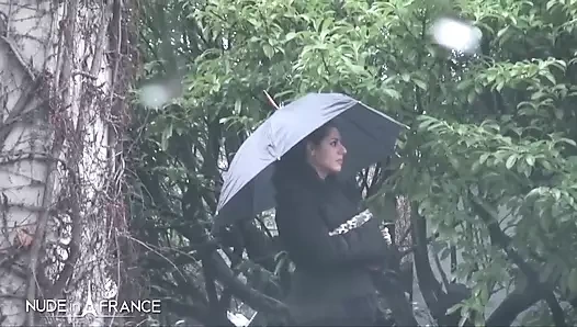 Kirli esmer kaltak duşta büyük meme uçlarını okşuyor