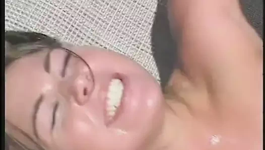 Esmer stripped üzerinde havuz sandalye ve becerdin tarafından damızlık