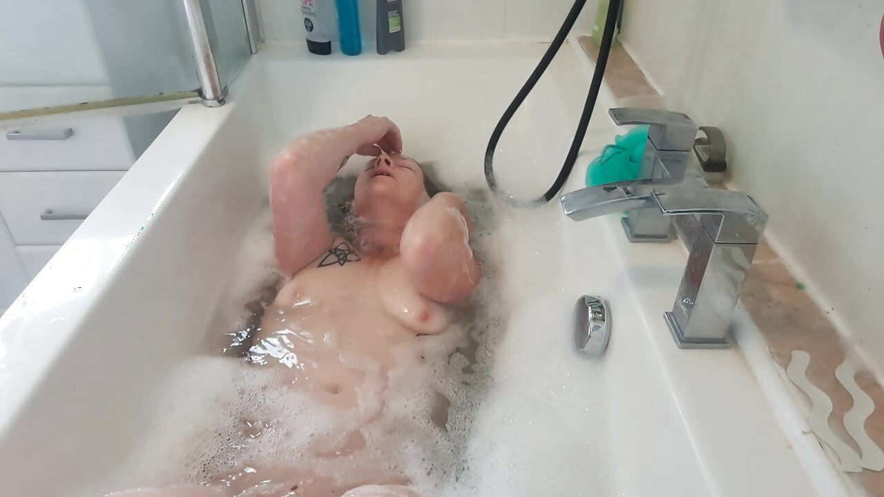 Köpükler ve Lovense ile banyo zamanı orgazmı. Çok iyi vakit geçirdim!