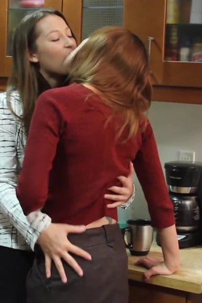 Тинки на высоких каблуках и сидение на лице на кухне. Сделал свой день еще?