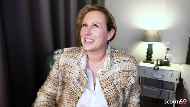 Büyük doğal memeli ve büyük götlü Alman iri güzel kadın kathy deep erkek oyuncu seçmelerinde sikişiyor