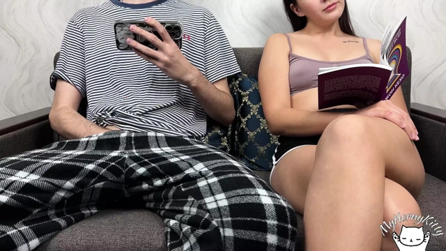 Üvey erkek kardeş elimi sikinin üstüne koydu! Bana orgazm yaşatmak için bu kadar becerikli ellere sahip olduğunu bilmiyordum!