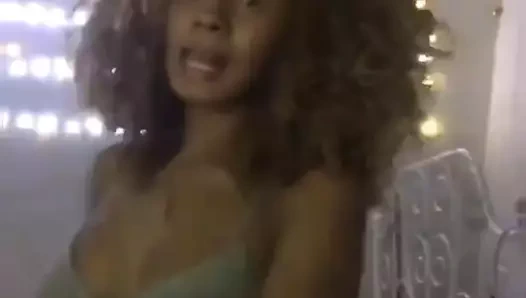 Amya çıplak dans ediyor