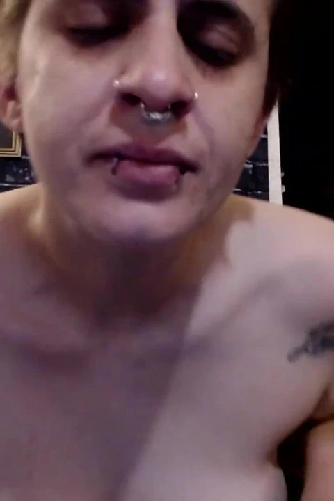 Öksüren hapşırık buruna sakso çekiyor