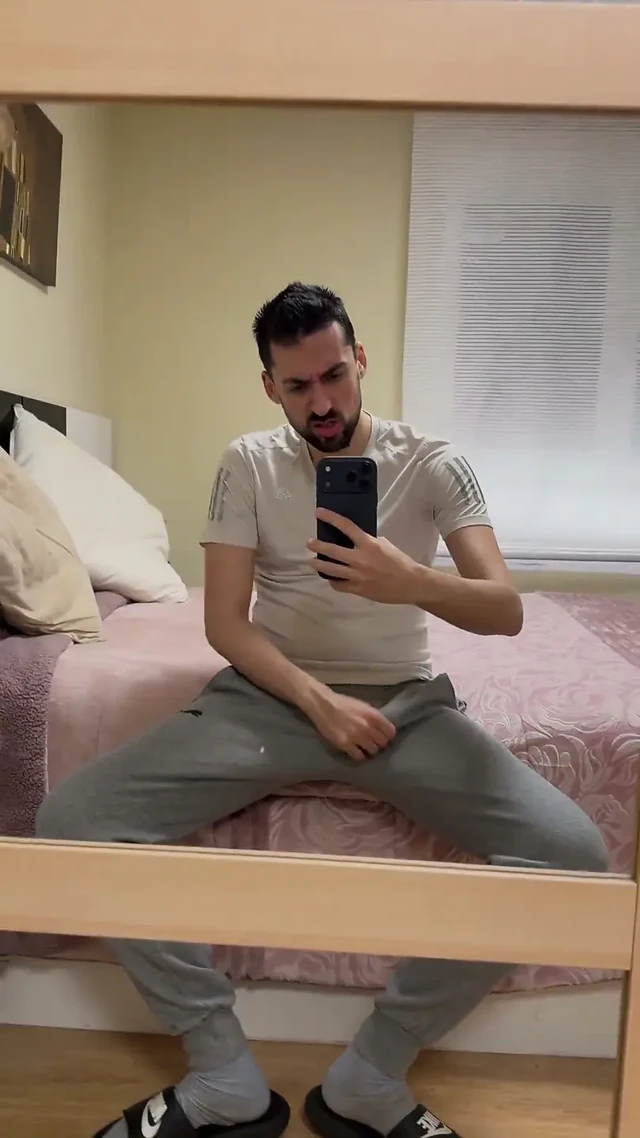 Baba Sert Penis Gösteriyor