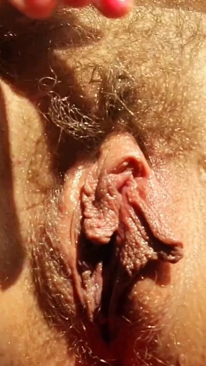 Незабываемый момент из "Волосатая огромная киска крупным планом и длинные половые губы трет ее большой клитор и кончает для тебя"