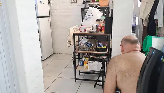 Gerçek natürist mutfak temizliği: çıplak çift yerleri yıklıyor