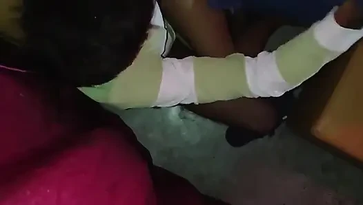 Ateşli Hintli evli kadın kocasının en iyi arkadaşı tarafından sikiliyor