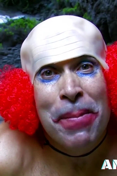 Büyük memeli Charlotte de Castille mağarada bir palyaçoyla götten sikişiyor