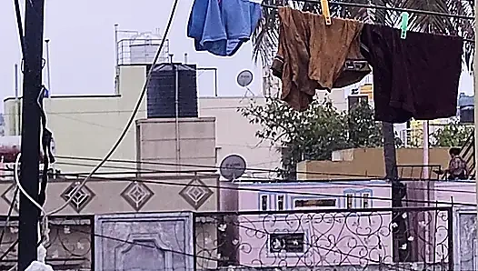 Padosi ko land dikha raha