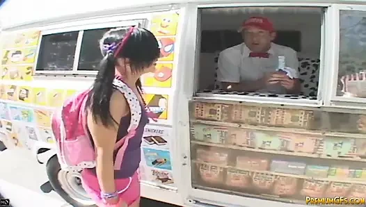 Sıcak ashli – minibüste oral seks ve lanet sik