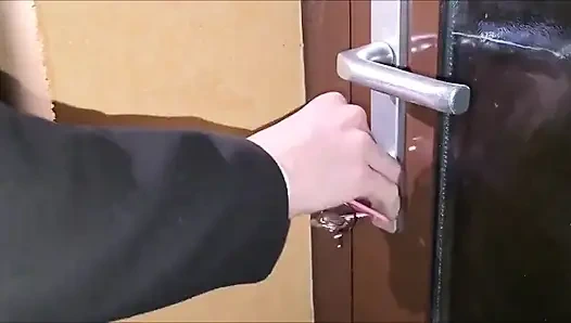 Alışveriş merkezinde naylon çoraplarımı yırttı ve beni sert sikti