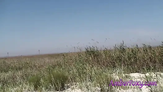 Sürtük orta yaşlı seksi kadın ortak bir plajda yarak emiyor.