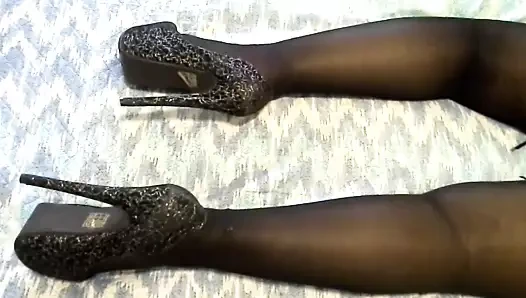 Naylon çoraplı bacaklarım