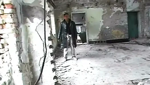 Fetiş elbiseli seksi tıraşlı kızın dilating göt deliği