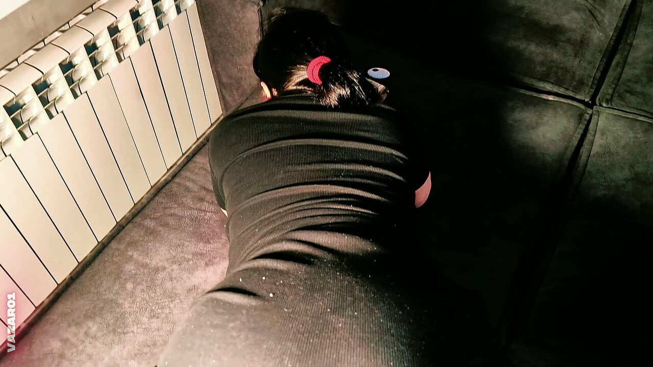 Bayan Rush anal egzersiz yapıyor ve götüne ateşli bir şekilde boşalıyor